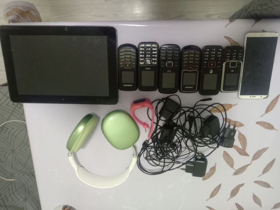 Продам телефоны на запчасти