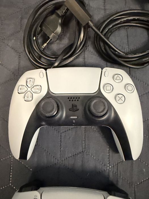 PlayStation 5 (cu disc) + 2 controllere + Stație de încărcare originală Sony
