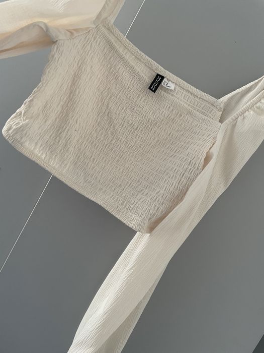 Top elegant cu umeri goi