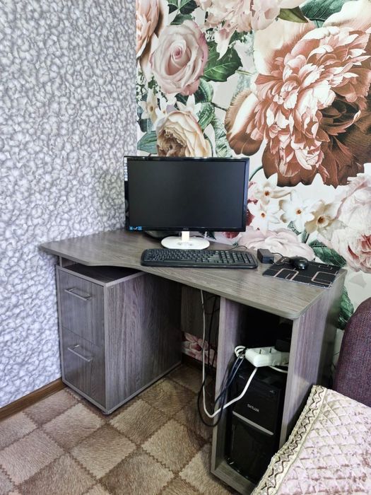 Продам компьютерный стол