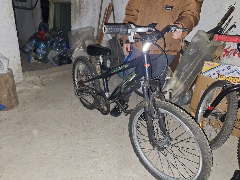 Vand bicicleta cu roti pe 20