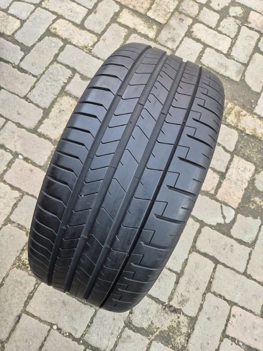 O bucată 275/40 R20 vară - una Pirelli