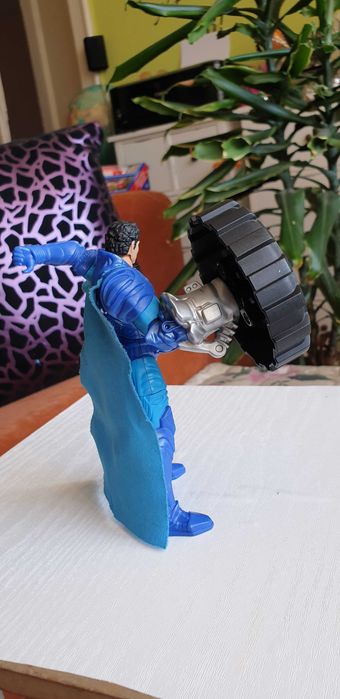 Figurina Superman: Man of Steel - Deluxe MEGA TIRE