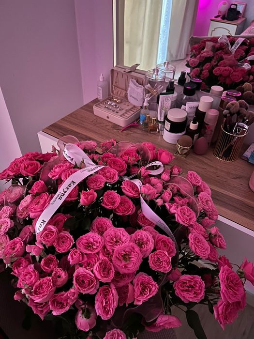 Цветы, кустовые розы в корзине