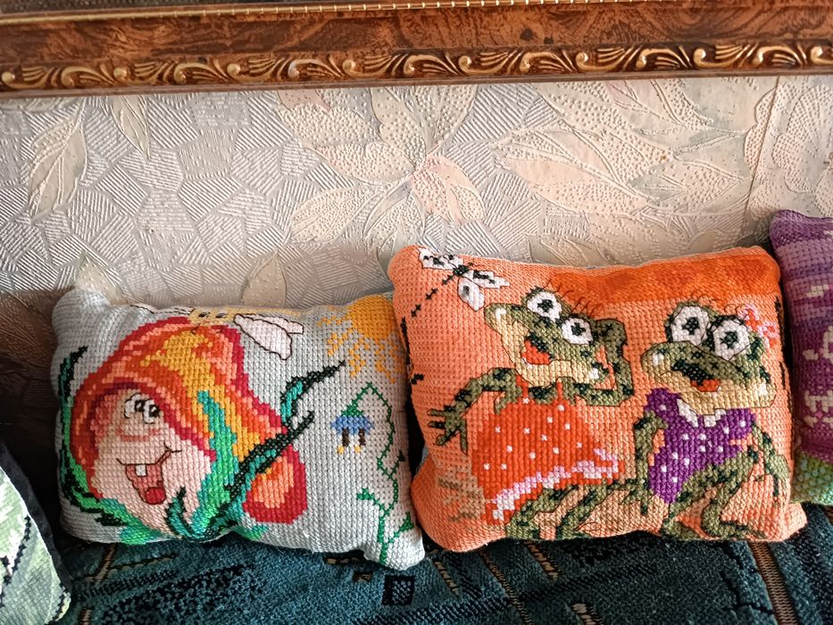 Вышитые подушечки