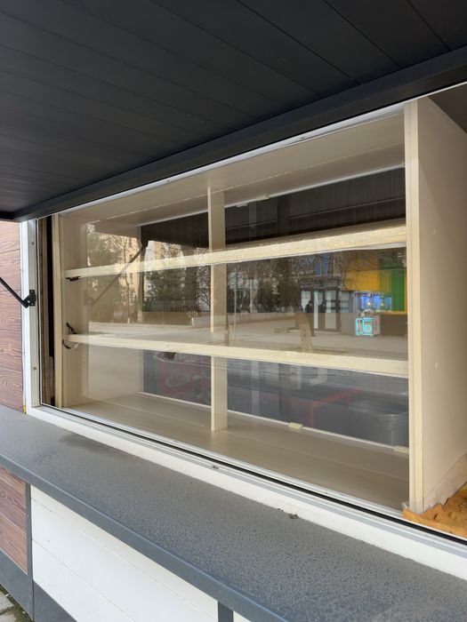 Vitrina mebel holati deyarli yengi