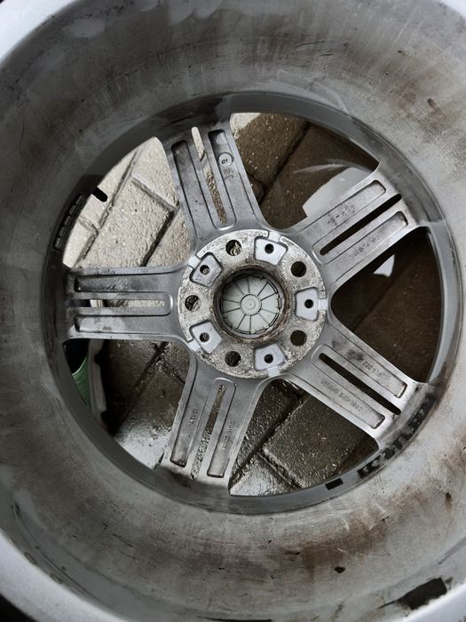 Jante BMW M-sport echipate cu anvelope de vară 215/40 pe față și 245/3