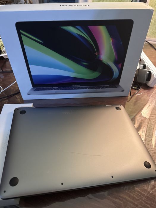 MacBook Pro 13” M2 2022 (8gb/512ssd) с коробкой, состояние отличное