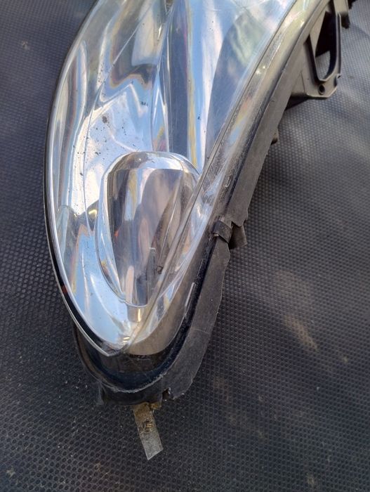 Far stanga cu lupa PEUGEOT 407 2004
cod 0301213201