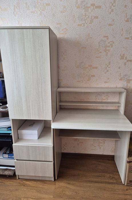 Продам школьный стол+пенал