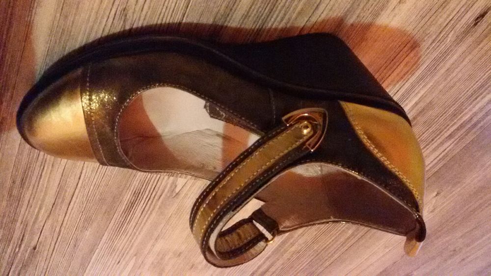 Продавам 2 чифта обувки