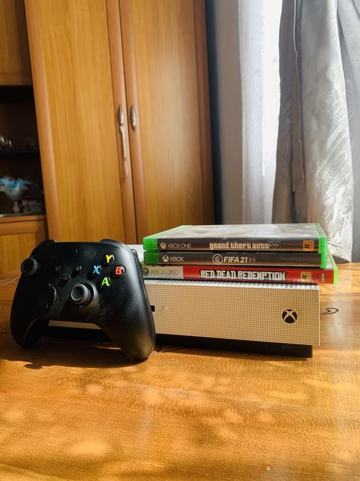 Vând Xbox one s cu 2 jocuri