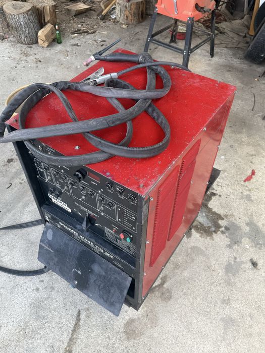 Unic Lincoln Electric Square Wave TIG 300 AC/DC 300A + torță + răcire + cărucior
