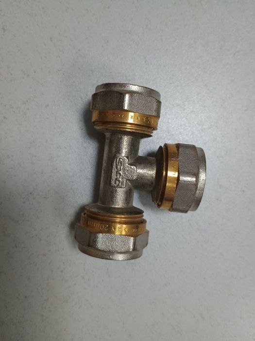 Продам тройники на металлопластик