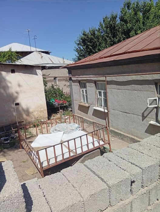 Жалаерда ховли сотилади.