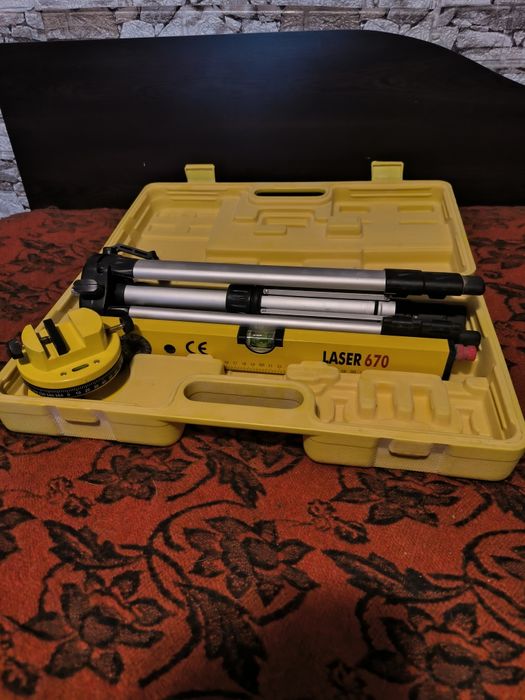 Продавам геодезически статив и лазерен нивелир