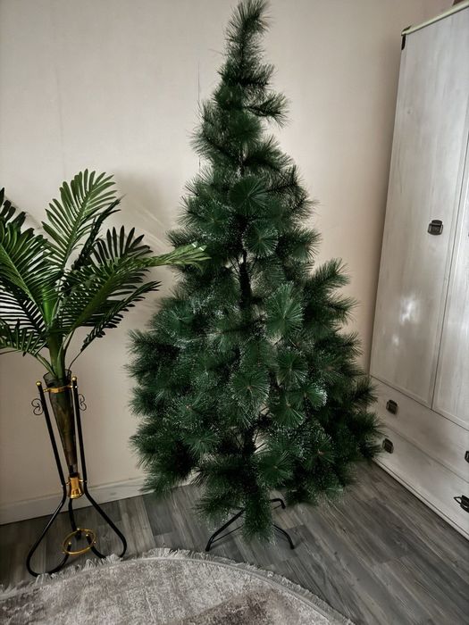 Хорошая,красивая ёлка.