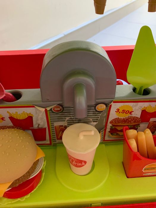 Продавам комплект за почистване и камионче за хамбургери и сладолед