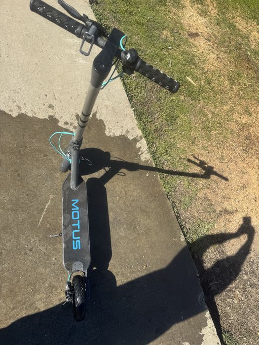Vand trotineta electrica Motus pt piese citeste descrierea