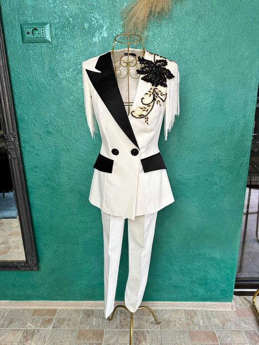 Compleu elegant alb cu franjuri si epoleti din perle