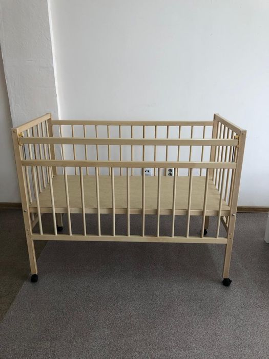 Манеж из сосны на колесиках