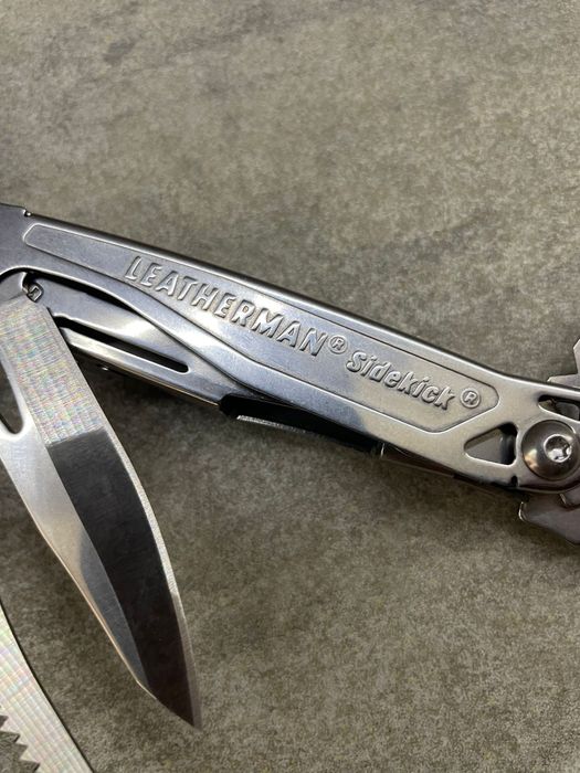 Unealta multifunctionala Leatherman Sidekick cu teaca inclusa
