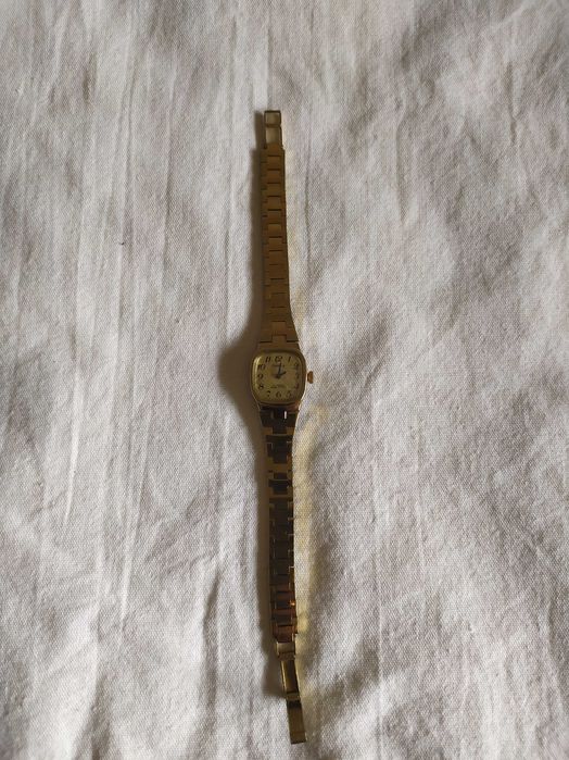 Продавам дамски часовник "Чайка"