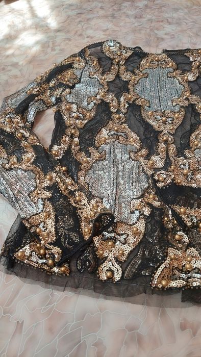 Новая нарядная блуза с пайетками