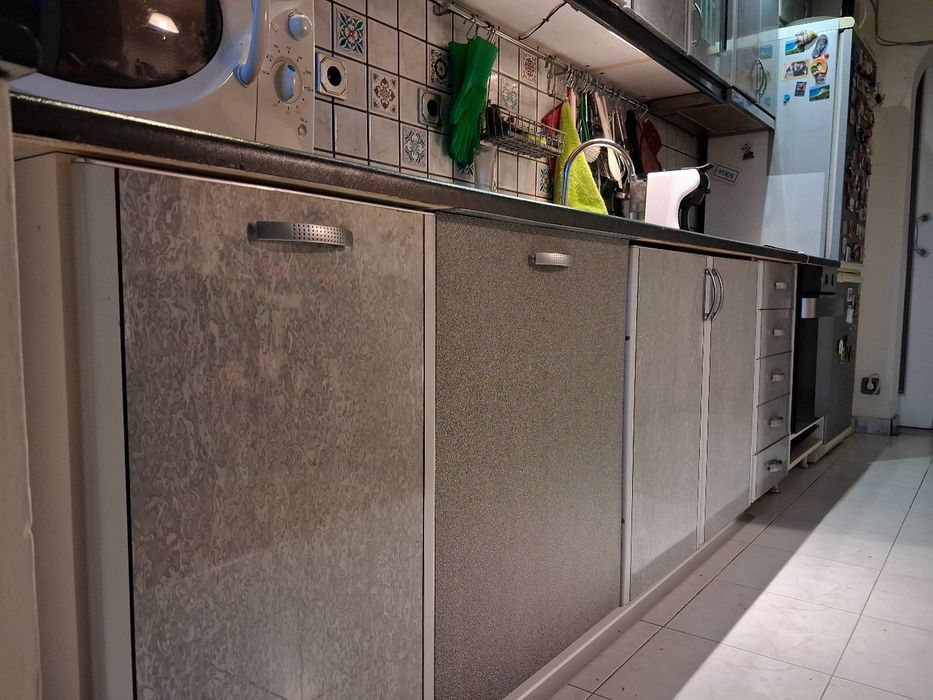 Продавам кухненски шкафове и плот