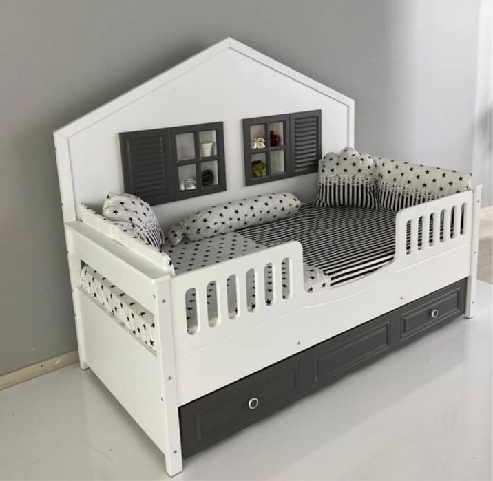 Монтесори сандвич легло с декоративни рафтчета