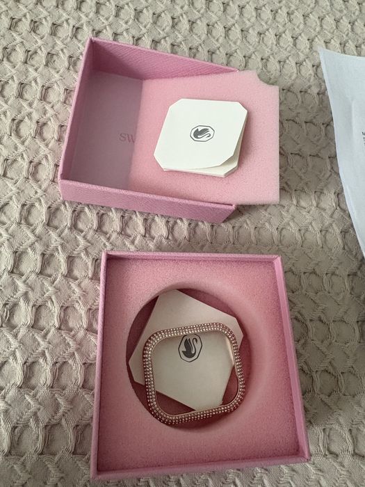 Продавам чисто ново оригинален аксесоар Swarovski за apple watch