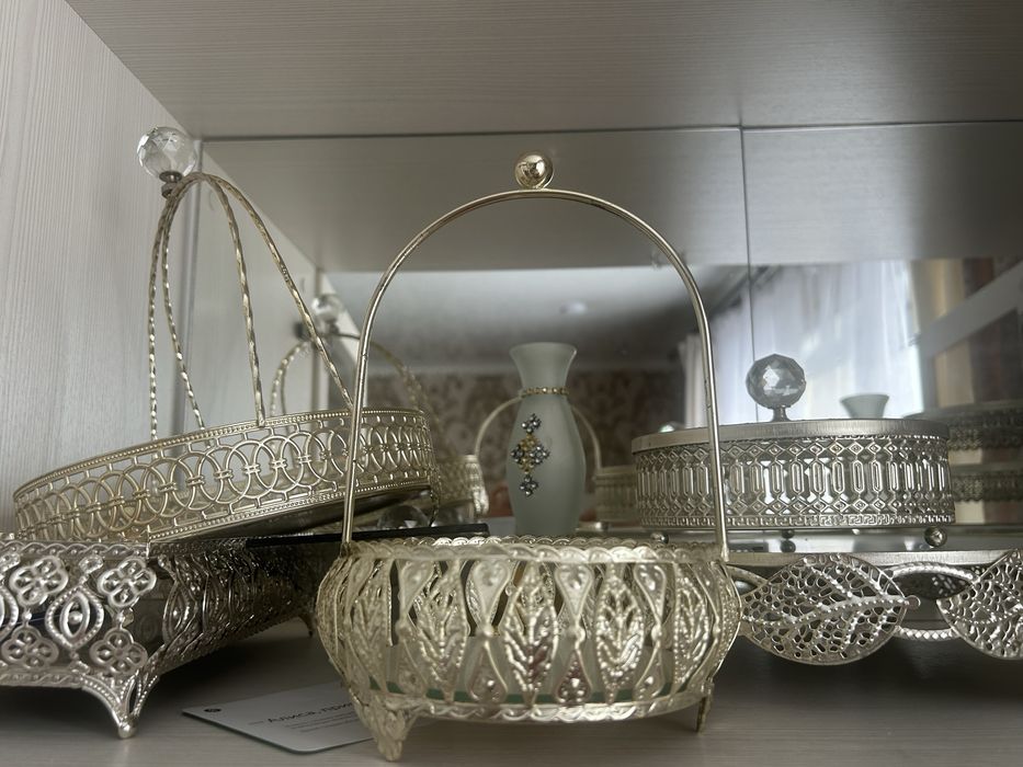 Красивая посуда серебристая