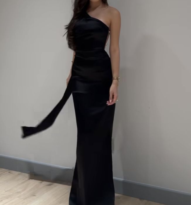Вечернее, черное платье с открытой спиной