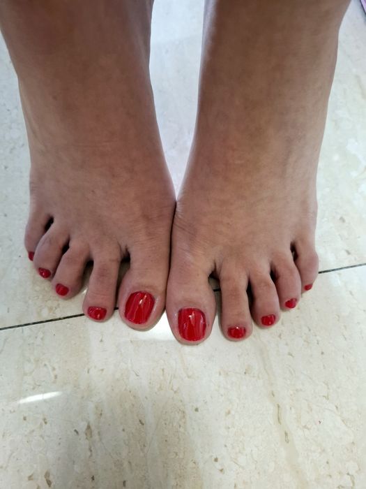 Ofer servicii de manichiură pedichiură semipermanenta