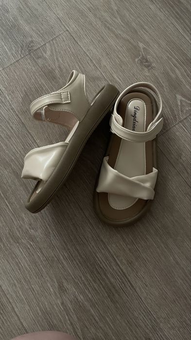 Продам сандали на девочку