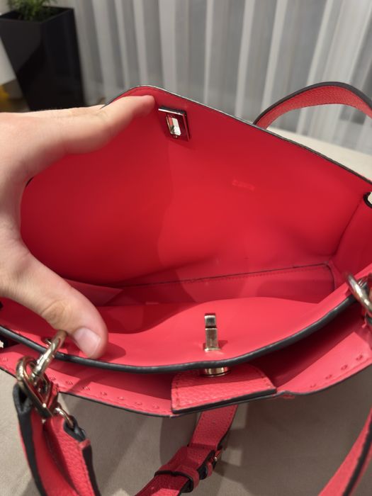 Дамска чанта на марката Guess.