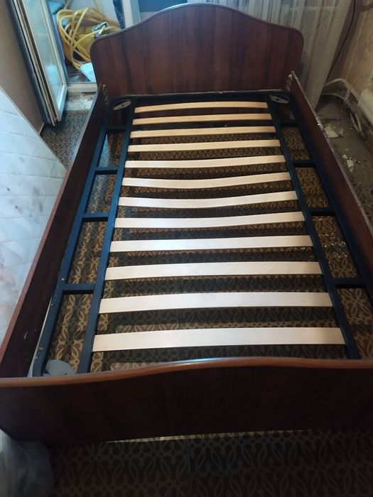 Продам кровать , цвет орех