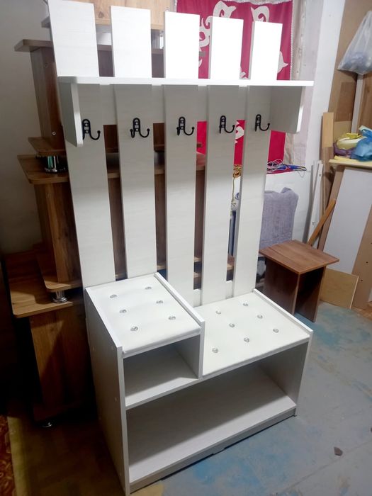 Продам в прихожую вешалку