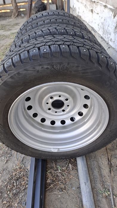 Продам   комплект  зимних  шин  на дисках  R14
