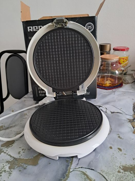 Вафельница Redmond