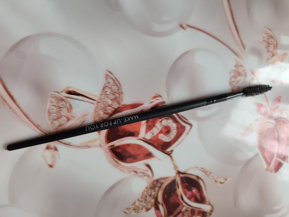 Щеточка для бровей,серьги,туласи бусы