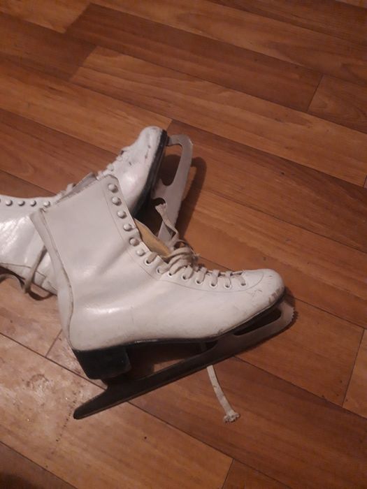 Продавам кожени кънки номер 38