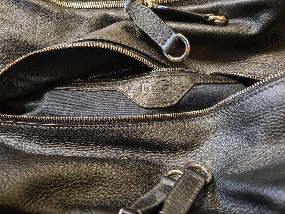 Дамска, пътна чанта от естествена кожа със катинарчета към закопчаващи