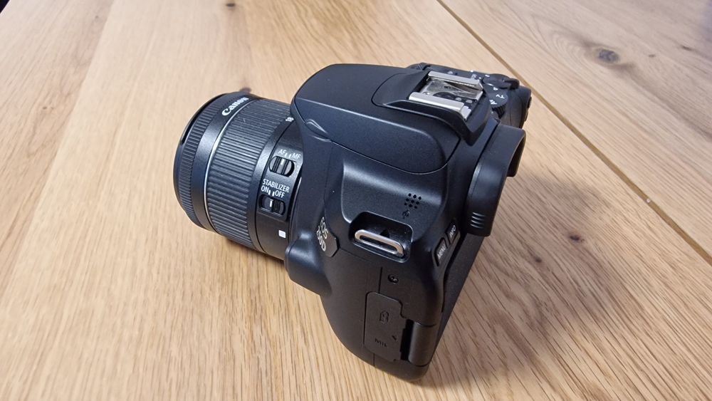 Canon EOS 250D + Obiectiv 18-55mm ca nou