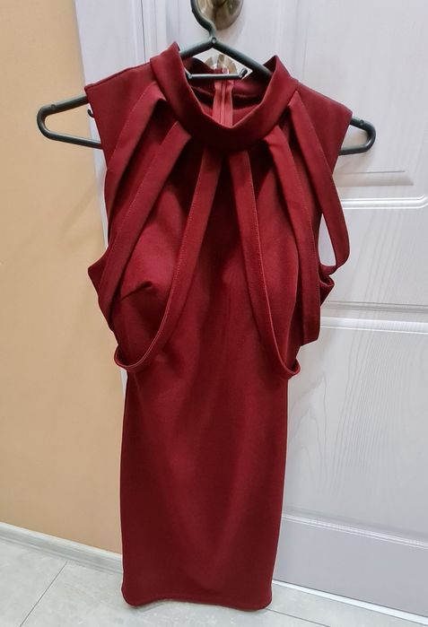 Тъмно червена елегантна рокля