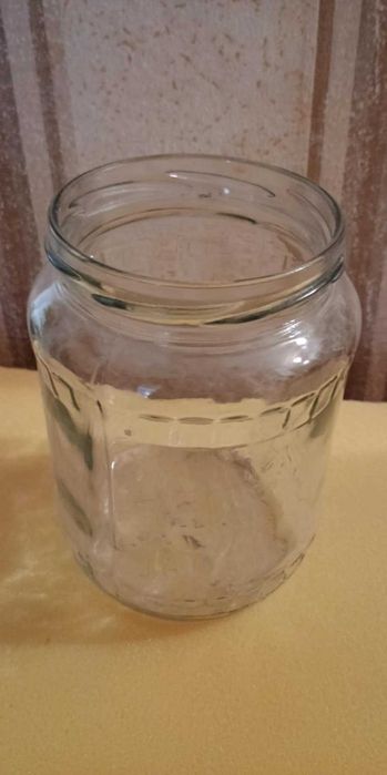 Стъклени бутилки и буркани от бебешки храни