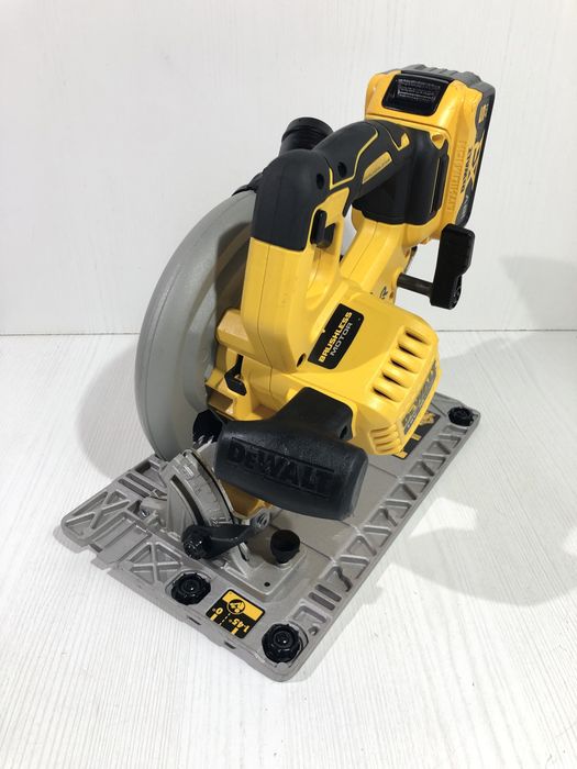Circular Dewalt DCS 572