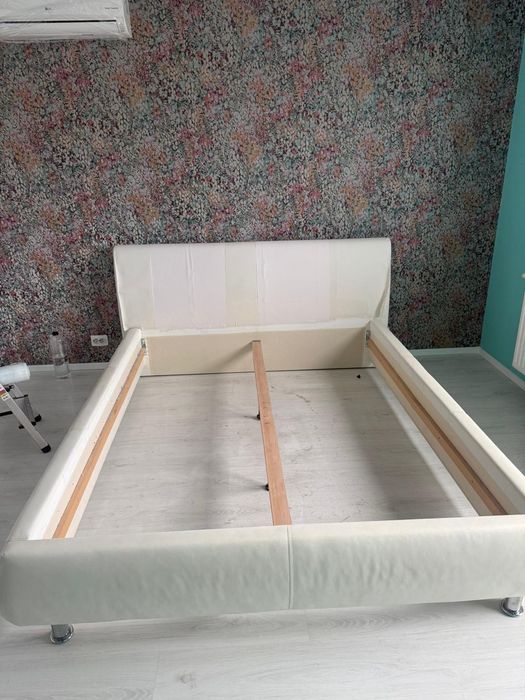 Vand pat cu tot cu saltea!