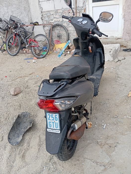 Vând scuter 80cc 2t de piese,sau dacă puneți set pe el e functional