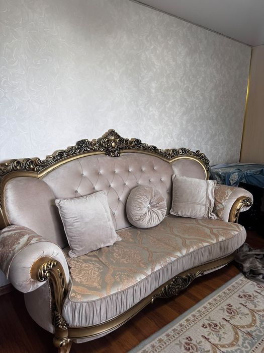 Продам Диван с креслами
